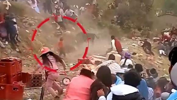 Toro escapa de ruedo y mujer y niño reciben cornada en Huancavelica. (Foto: América Noticias)