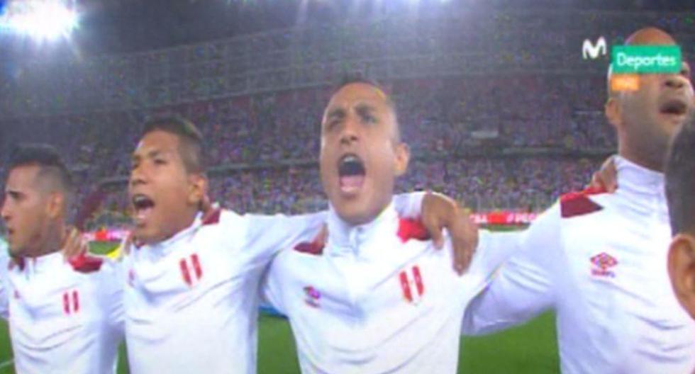 Las sagradas letras de nuestro Himno Nacional retumbó con fuerza en todo el estadio. Los jugadores de la Selección Peruana lo vivieron con mucha emoción. (Foto: Captura - Movistar Deportes)