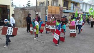 Niños desfilaron como "Espartambos" en aniversario de distrito