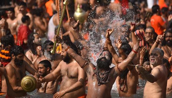 Hombres santos indios, o Naga Sadhu, se bañan en el río Ganges durante el festival Kumbh Mela en Haridwar, Uttarakhand, India, el 14 de abril de 2021, en medio de la pandemia de coronavirus. (EFE / EPA / IDREES MOHAMMED).
