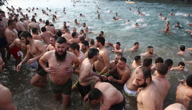 Más de dos millones de rusos se zambulleron en las aguas heladas de lagos, ríos y estanques, previamente bendecidas, para expiar sus pecados con ocasión de la celebración del Bautismo de Cristo, una de las festividades más importantes de la Iglesia ortodoxa de Rusia. (Foto: EFE)