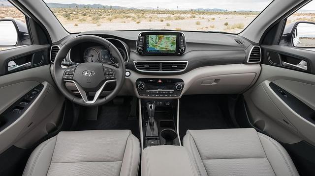En el interior de la Hyundai Tucson se puede ver una mejora en la calidad de acabados y lo que más resalta es la pantalla central táctil, de tipo flotante, que puede ser de hasta 8 pulgadas y que puede ser compatible con Apple CarPlay y Android Auto.