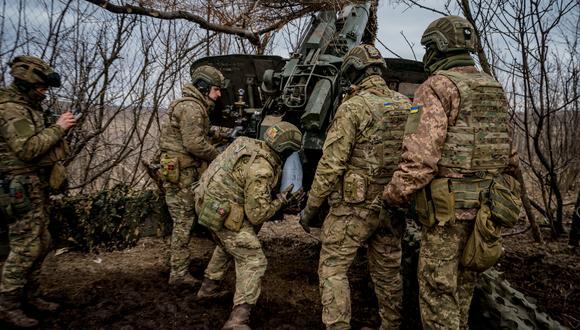 Los militares ucranianos cargan un caparazón de 152 mm en un obús MSTA-B para disparar hacia las posiciones rusas, cerca de la ciudad de Bakhmut de primera línea el 2 de marzo de 2023, en medio de la invasión rusa de Ucrania. (Foto: Dimitar Dilkoff / AFP)