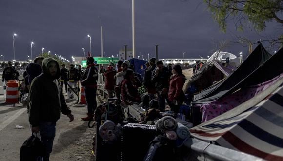 Migrantes permanecen varados en el paso fronterizo Chacalluta, donde esperan solucionar su situación migratoria, el 3 de Mayo 2023, en Arica, Chile. (Foto de Pablo Rojas Madariaga / EFE)