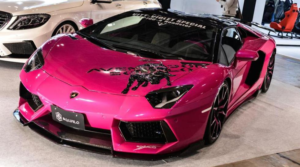 Esta modificaci&oacute;n de un Lamborghini Aventador, por parte de la casa de tuning Vitt Squalo, muestra un color fuchsia en casi toda la carrocer&iacute;a, con el techo negro, y un dibujo del toro de Lamborghini en el capot. (Fotos: Difusi&oacute;n)