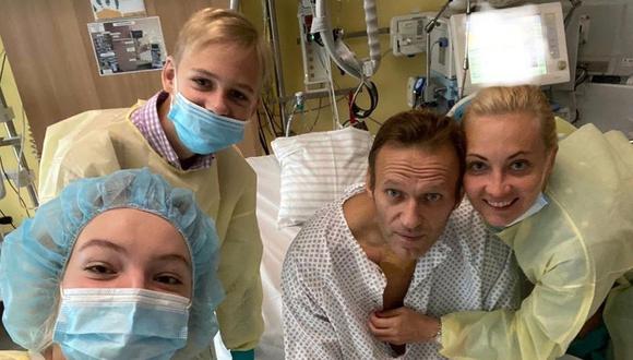 Alexei Navalny y su familia en el hospital de Berlín donde está internado. (AFP).
