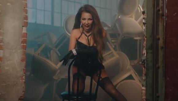 Thalía presume cómo logró la ‘cintura de avispa’ con la que aparece en el video de “Estoy soltera” de Leslie Shaw. (Foto: Captura de video)