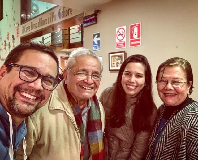 Sandro, su hija Macarena, quien es hoy productora ejecutiva de Big Bang Films, y los abuelos Willy y Camucha. (Foto: archivo personal).