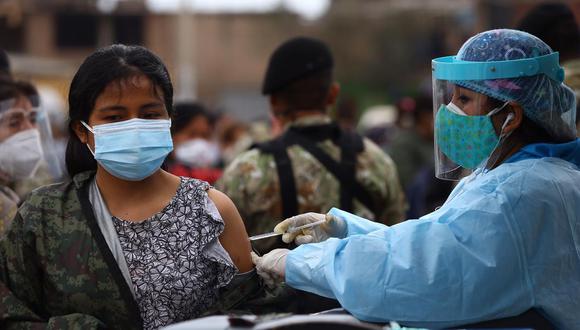 En la primera fase también se inmunizarán a adultos mayores de 60 años. (Foto: Fernando Sangama / @photo.gec)