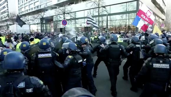 La policía parisina se enfrenta a los antivacunas, hoy sábado. REUTERS