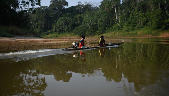 Imagen principal: Una embarcación artesanal surca el río Breu, en la frontera de Perú con Brasil, en la región amazónica de Ucayali. Foto: Hugo Alejos.