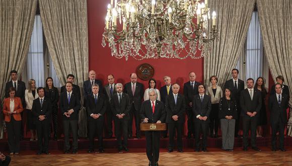 Sebastián Piñera junto a su nuevo gabinete. (Foto: AP).