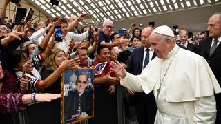 El Vaticano explicó por qué el papa Francisco no dejó que le besen su anillo