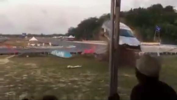 YouTube: Auto vuela por los aires e impacta con tribuna [VIDEO]