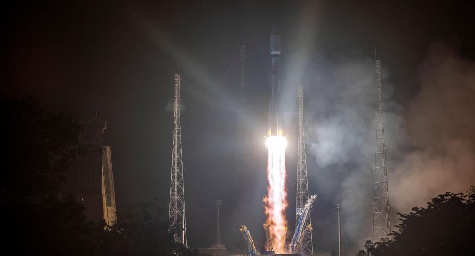 Una foto informativa puesta a disposición por ESA-CNES-ARIANESPACE muestra el cohete Soyuz VS23 que transmite el satélite Cheops de la ESA y otros satélites al espacio durante el lanzamiento en el Puerto Espacial de Europa en Kourou, en la Guayana Francesa. (EFE)