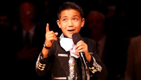 Polémica por niño que cantó himno vestido de mariachi en EE.UU.