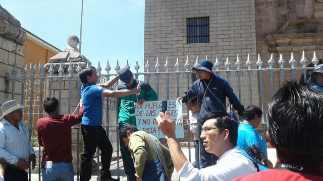 En Ayacucho, un grupo de maestros se encadenó como medida de protesta. (Foto: Jaime Quispe)