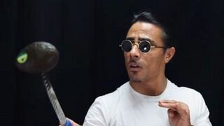 Salt Bae: de echar sal a la carne a demostrar sus habilidades ninja para cortar frutas y verduras en el aire