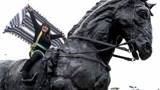 “Lxs Libertadorxs. Contramonumento”: exhibición deja que te subas a una réplica del caballo de Don José de San Martín