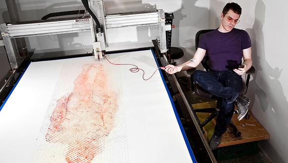 Artista 'pinta' cuadros con su propia sangre gracias a un robot