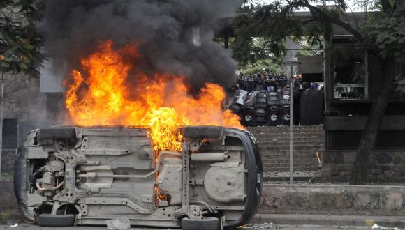 En esta foto difundida por Télam se ve un auto en llamas frente a la Legislatura de Jujuy, donde el gobernador Gerardo Morales promueve una reforma constitucional provincial, en San Salvador de Jujuy, Argentina, el 20 de junio de 2023 (Foto: Edgardo VARELA / TELAM / AFP)