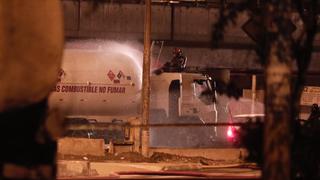 Evacúan a vecinos y cierran vías tras fuga de gas en camión cisterna que impactó viaducto de Línea 1 en SJM