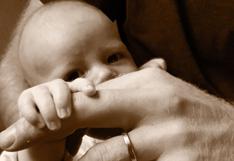 El príncipe Harry y Meghan cuelgan una foto de su bebé en el Día del Padre