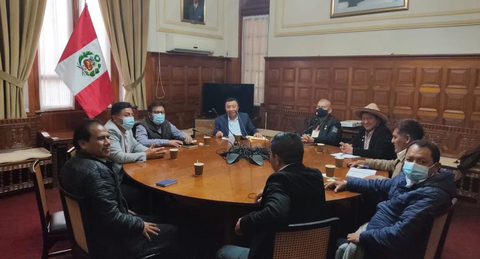 Congresistas de Perú Libre durante la reunión con pares de Acción Popular y Podemos Perú, en el 2021. (Foto: Perú Libre)