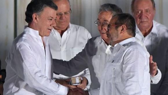 Santos y Timochenko firmaron el 26 de setiembre el acuerdo de paz entre el gobierno de Colombia y las FARC. (Foto: AFP)
