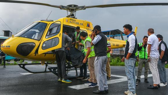 Las seis personas a bordo de un helicóptero turístico en Nepal murieron cuando se estrelló poco después del despegue en la región del Everest. (Foto de PRAKASH MATHEMA / AFP)