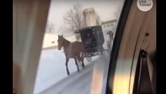 Un hombre supo cómo sacarle provecho a la nieve y practicar esquí en la carretera, usando para eso nada menos que un carroza con caballos. (Youtube)