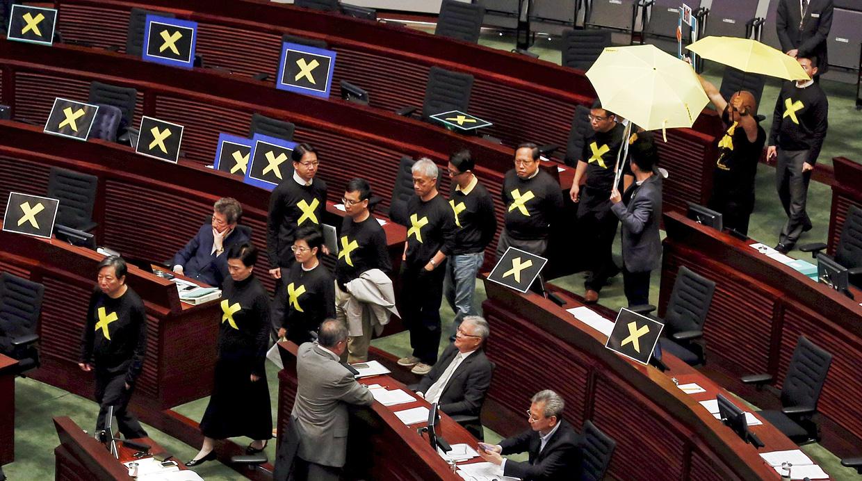 Parlamentarios de Hong Kong se levantan contra China - 3