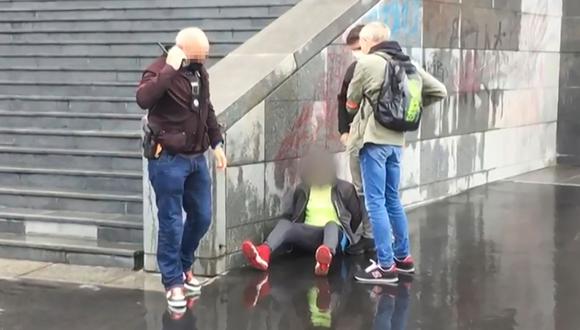 Esta captura tomada de un video obtenido por AFP muestra a la policía francesa deteniendo a un sospechoso después de que varias personas resultaron heridas cerca de las antiguas oficinas de la revista satírica francesa Charlie Hebdo en París. (AFP / Laura CAMBAUD).