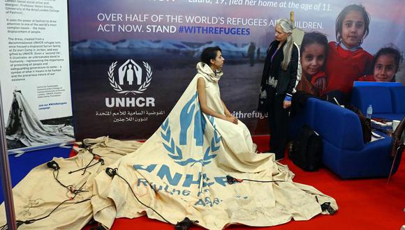 Tienda de campaña para refugiados se transforma en un vestido
