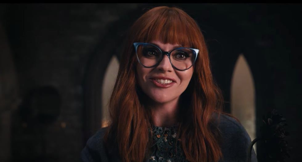 La actriz Christina Ricci será Mrs. Thornhill, una maestra de Merlina. En el tráiler oficial de Netflix, la intérprete estadounidense le da la bienvenida a la hija de los Addams a 'Nunca Más'.