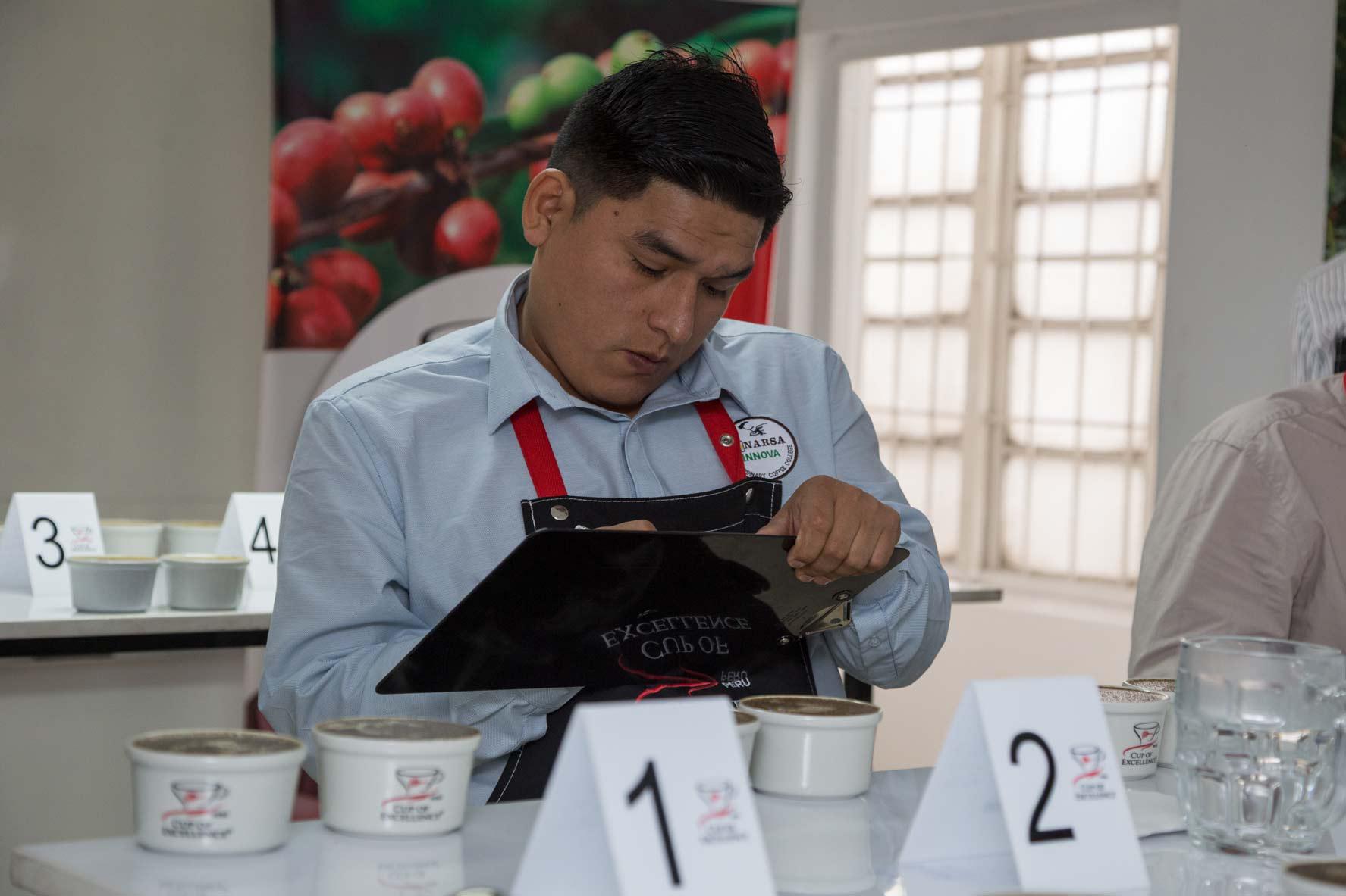 Doce expertos en cata han evaluado durante 5 días las 209 muestras presentadas en la competencia. (Foto: Roger Aguilar /cafelab.pe)