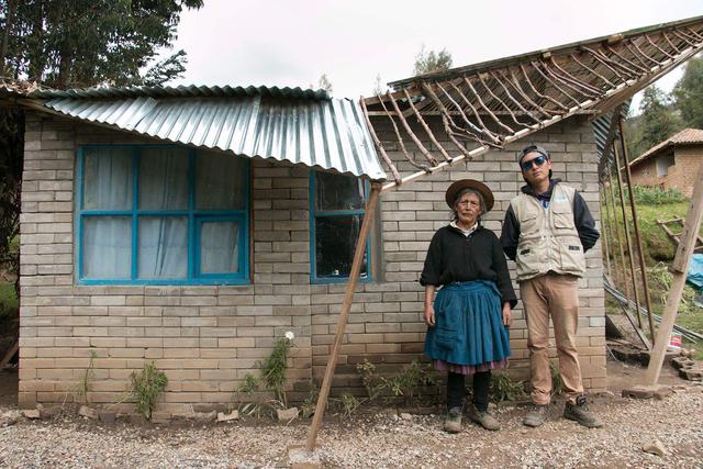 Meza López ha construido dos viviendas  con este material ecológico. (Foto: Junior Meza)