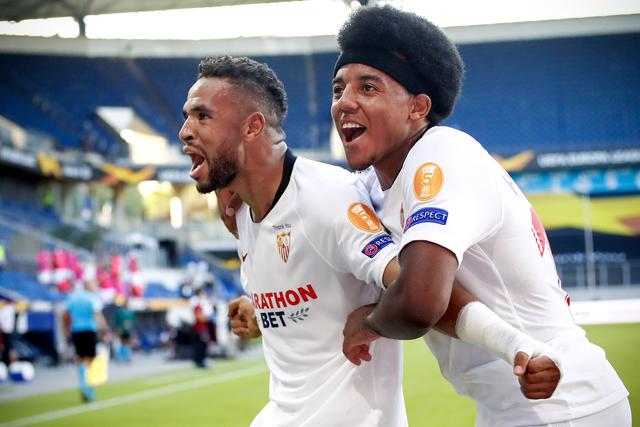 Duisburg (Germany), 06/08/2020.- Sevilla'Äôs Youssef En-Nesyri (L) celebrates with his teammate Jules Kounde (R) after scoring the 2-0 lead during the UEFA Europa League Round of 16 soccer match between Sevilla FC and AS Roma in Duisburg, Germany, 06 August 2020. (Alemania) EFE/EPA/Wolfgang Rattay / POOL