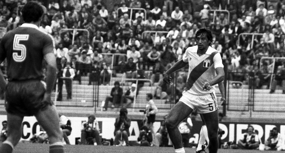 Germán Leguía domina el balón durante partido entre las selecciones de Perú y Polonia en el marco del Mundial España 82. Foto: Jorge Ángulo/ GEC Archivo Histórico