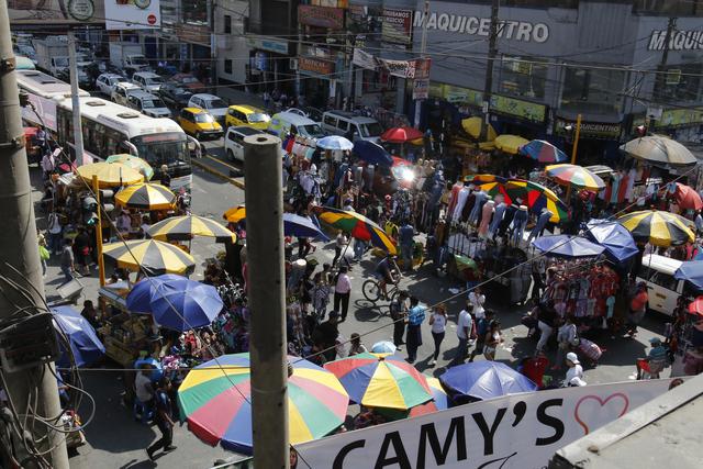 Comerciantes informales han armado puestos de comida en veredas y pistas (Foto: Miguel Bellido)