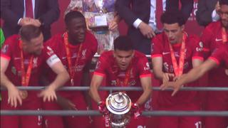 El ‘blooper’ de Luis Díaz en el instante que levantó el trofeo la FA Cup tras victoria del Liverpool