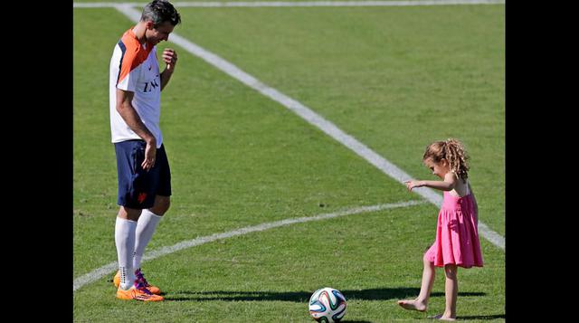Ternura de goleador: Robin van Persie entrenó con sus hijos - 2
