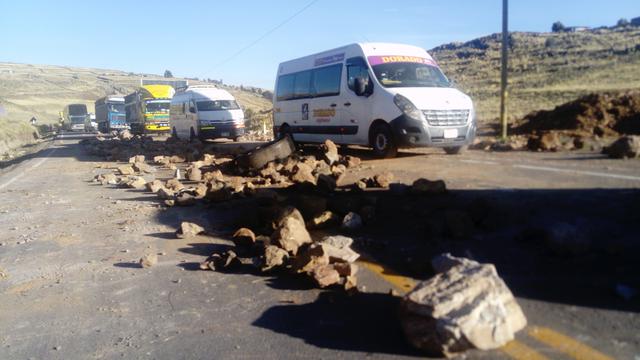 Puno: trabajadores de la Universidad del Altiplano bloquearon carretera. (Foto: Carlos Fernández)
