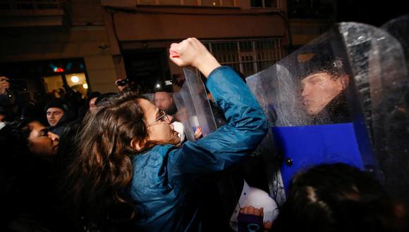 Manifestantes se enfrentan a la policía turca en la Plaza Taksim, en Estambul, en el marco de las marchas por el Día Internacional de la Mujer. (Foto: Dilara Senkaya / Reuters)