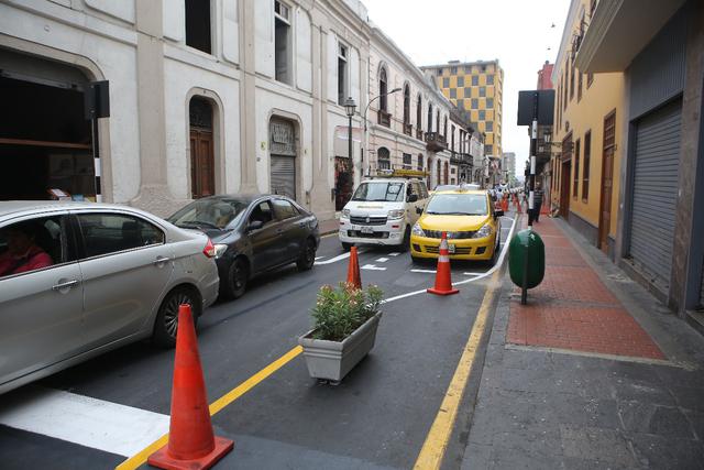En varias calles del Damero de Pizarro se ensancharon las veredas para beneficiar a los peatones. Provisionalmente, han sido delimitadas con pinturas, macetas y conos (Foto: Atoq Ramón)
