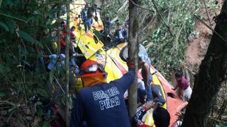 Ecuador: 12 personas mueren tras caída de bus a un abismo