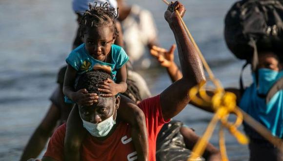 Migrantes haitianos cruzan hacia Estados Unidos desde México. (GETTY IMAGES).