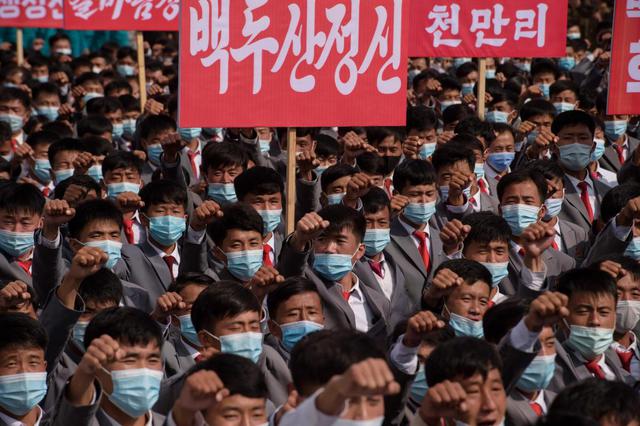 Los participantes con máscaras faciales por el coronavirus se reúnen durante una manifestación que marca el inicio de una 'Campaña de 80 días', en la plaza Kim Il-sung en Pyongyang, Corea del Norte. (AFP / KIM Won Jin).