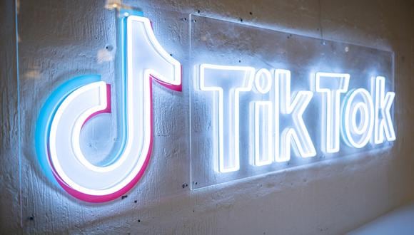 El logotipo del servicio de redes sociales centrado en videos TikTok, en la oficina de TikTok UK, en Londres, el 9 de febrero de 2022. (Foto de Tolga Akmen / AFP)