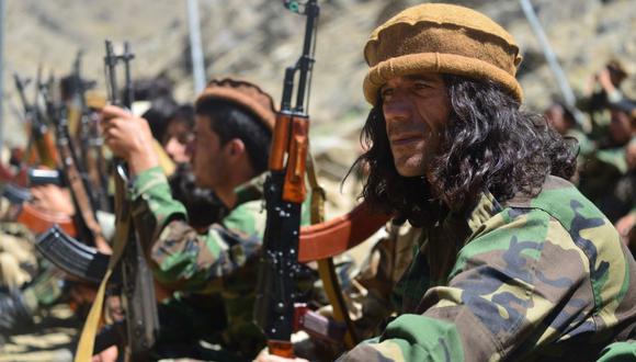 El movimiento de resistencia afgano participa en un entrenamiento militar en el área de Abdullah Khil, distrito de Dara, en la provincia de Panjshir, el 24 de agosto de 2021. (Ahmad SAHEL ARMAN / AFP).